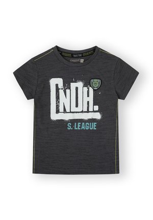 Camiseta gris de manga corta con cuello redondo, que presenta el texto "CnDh. S. LEAGUE" en blanco y turquesa, y un emblema de león verde en el pecho.
