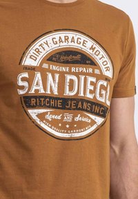 Ritchie Jeans T-shirt imprimé - camel