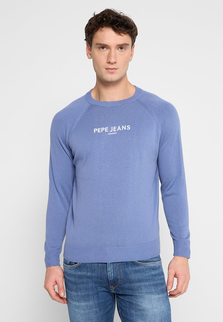 Jasnoniebieski sweter z dzianiny, z długimi rękawami i ściągaczem. Posiada logo "PEPE JEANS" w białym kolorze na środku klatki piersiowej. Gładka faktura.