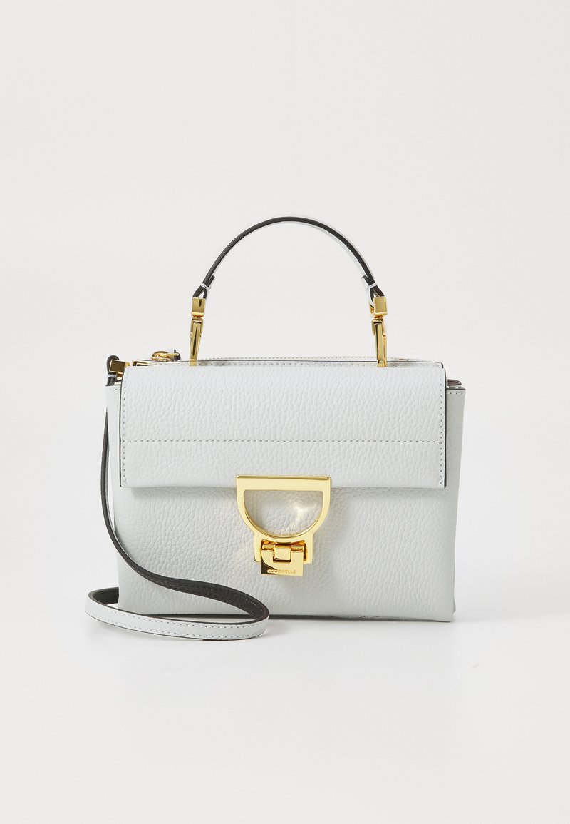 Sac à main structuré gris clair en cuir grainé. Dispose d'un fermoir en ton doré, d'une bandoulière amovible et d'une courte poigne.
