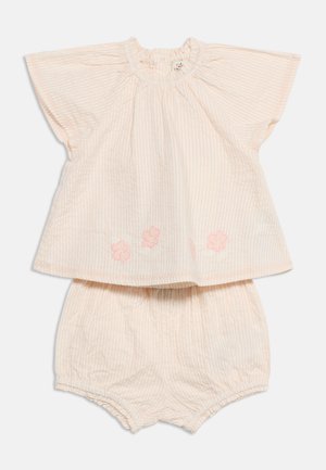 Hellrosa und weiß gestreifter Babyanzug mit kurzärmligem Oberteil, das einen gerafften Ausschnitt und Blumenstickerei aufweist, kombiniert mit passenden Bloomers.