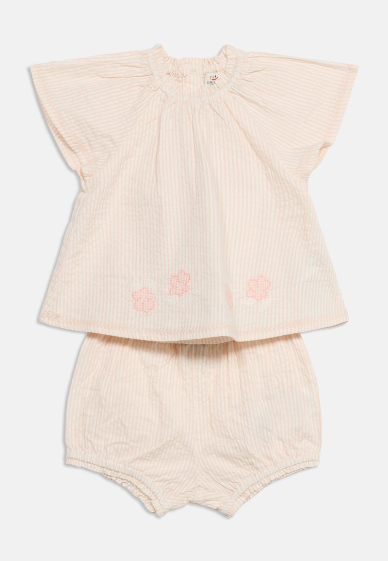 Ροζ ανοιχτό και λευκή ριγέ βρεφική στολή με τοπ κοντών μανικιών με βολάν στο λαιμό και κεντήματα με λουλούδια, συνοδευόμενη από ταίριασμα παντελονάκια.