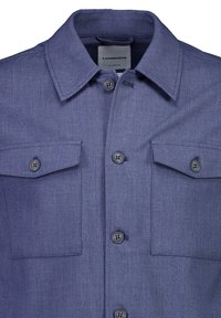 Blaues Hemd mit Knöpfen, zwei aufgesetzten Brusttaschen mit Klappen und Knöpfen sowie einem Kragen, beschriftet mit "Lindbergh Relaxed Fit".