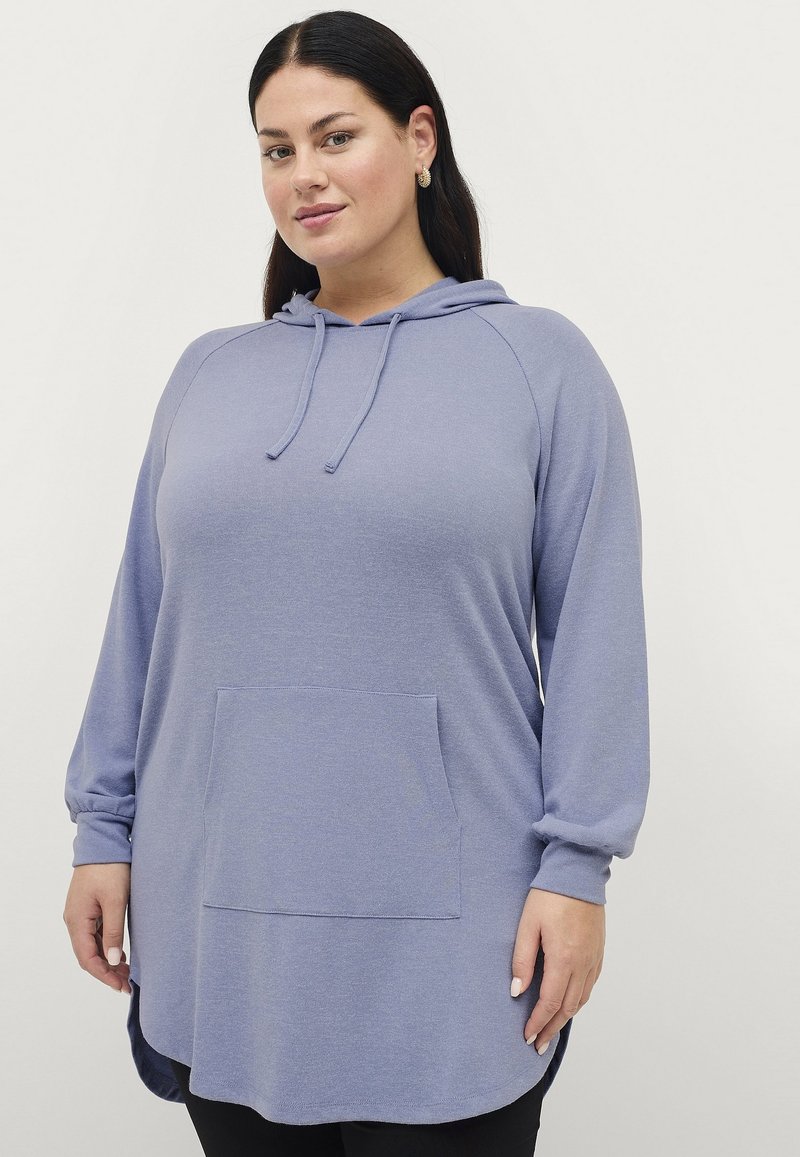 Lichtpaarse hoodie met lange mouwen, een kangaroo zak en een gebogen zoom. Gemaakt van zacht materiaal met een ontspannen pasvorm.