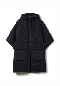 Schwarzer, gepolsterter Poncho-Style-Mantel mit Kapuze, ausgestattet mit großen Fronttaschen und einem Kordelzugverschluss. Der Stoff hat eine glatte, strukturierte Oberfläche.