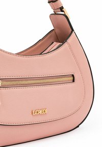 Borsa a mano in pelle rosa con un design curvo, caratterizzata da una tasca con zip dorata e un accento con logo. Rifinita in nero con una tracolla rimovibile.
