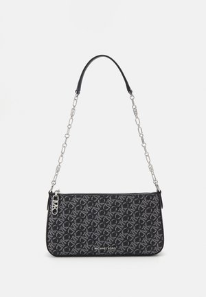 Czarna, prostokątna torebka na ramię Michael Kors z powtarzającym się szarym wzorem MK, srebrnym łańcuszkowym paskiem i suwakiem z logo.