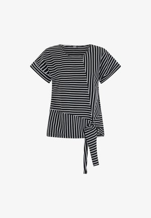 Top corto a maniche corte a righe bianche e nere con un design testurizzato, taglio asimmetrico e un nastro annodato in vita.