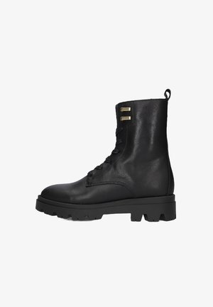 Schwarze Leder-Stiefelette mit Schnürdesign, strukturierter Oberfläche, robusten Gummisohle und zwei goldenen Akzenten an der Außenseite.