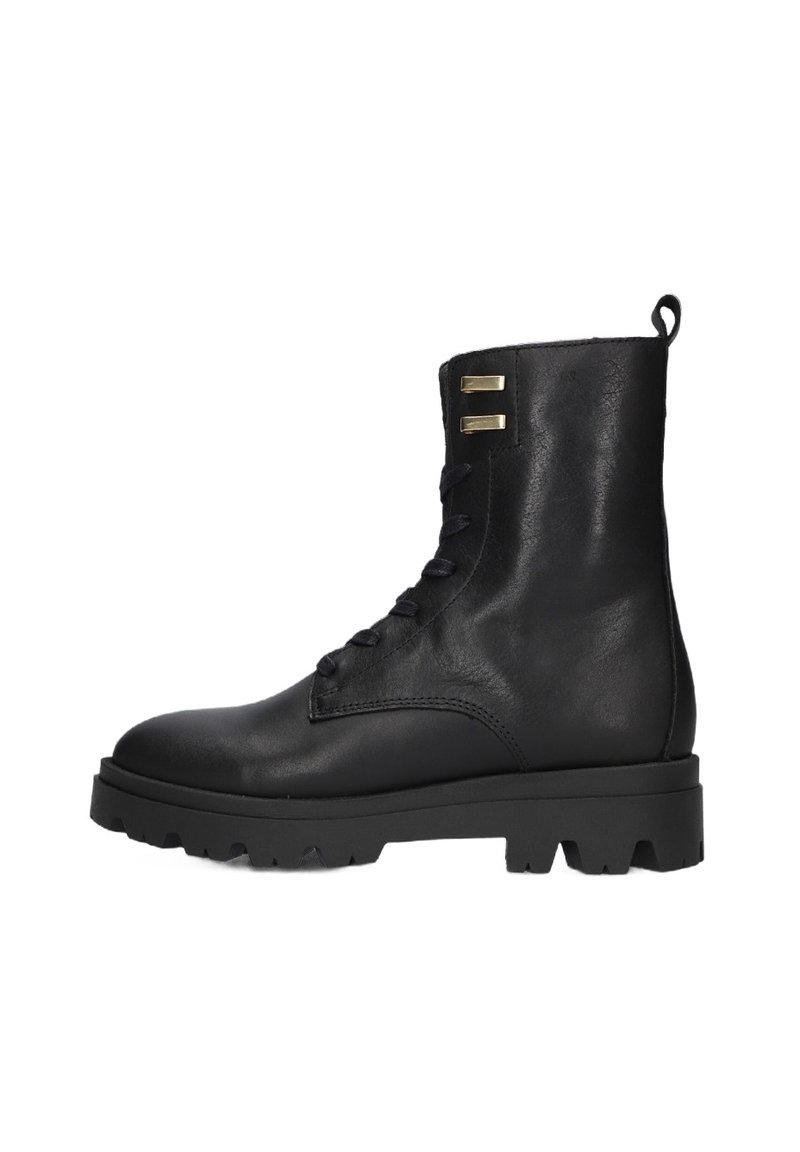 Zwarte leren enkelboot met vetersluiting, textuurafwerking, robuuste rubberen zool en twee gouden accentdetails aan de buitenzijde.