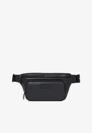 Marsupio in pelle nera con un unico scomparto con zip, texture liscia, tracolla regolabile e dettaglio logo discreto sul davanti.