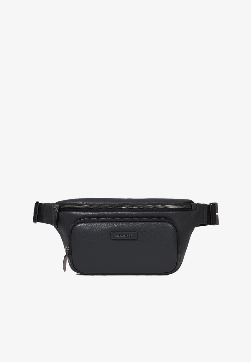 Schwarze Leder-Gürteltasche mit einem einzigen Reißverschlussfach, glatter Textur, verstellbarem Riemen und dezentem Logodetail auf der Vorderseite.