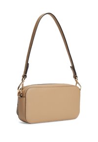 Ορθογώνια μπεζ δερμάτινη τσάντα χειρός με στρογγυλεμένες γωνίες και έναν ενιαίο ώμο ιμάντα που προσαρτάται με χρυσά κούμπωμα.