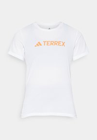 Hvit kortermet atletisk skjorte med en oransje "TERREX"-logo. Laget av lett, pustende stoff med en jevn tekstur.