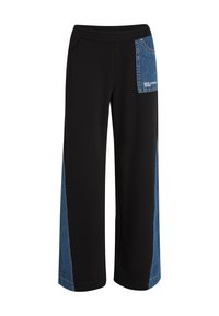 Pantalones negros con un corte relajado, que presentan un panel de denim en el lado derecho y una cintura elástica. Incluyen bolsillos laterales para mayor funcionalidad.