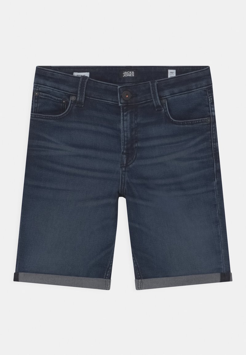 Shorts en denim bleu foncé à coupe droite, ourlet retroussé, cinq poches, et fermeture avant par boutons. Le tissu est légèrement extensible.