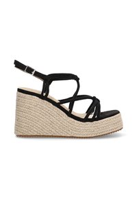 Sandalias de cuña negras con diseño de tiras, parte superior de tela y suela envuelta en cuerda. Cuenta con una correa en el tobillo ajustable y textura en la cuña.