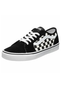 Zapatilla de ante negra con cordones blancos, que presenta un patrón de cuadros en blanco y negro en el costado y una suela de goma blanca. Diseño clásico.