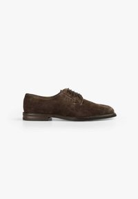 Zapato de ante marrón con cordones, punta redonda, costura mínima y suela negra contrastante, que presenta una textura suave.