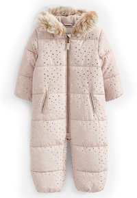 Mono de nieve rosa con capucha con borde de pelo, cierre con cremallera y un patrón de estrellas doradas, cuenta con bolsillos laterales y una textura acolchada y acogedora.
