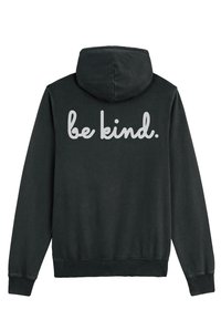 Fekete kapucnis pulóver textúrált anyagból, amelyen egy szürke írott mintázat található, ami a hátulján a "legyél kedves" feliratot viseli. Kapucnis, hosszú ujjú, bordás mandzsettákkal.