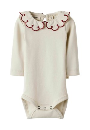 Cremefarvet baby bodystocking med lange ærmer, scallopkrave broderet med burgundy blomster, snaps i bunden.