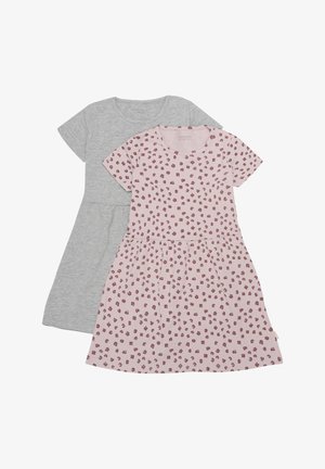 Du trumpos rankovės suknelės: viena pilka, kita rožinė su taškuotais raštais. Abi turi apvalią iškirptę ir platėjančią sijono dizainą.