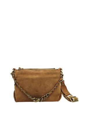 Sac bandoulière en daim marron avec une bandoulière chaîne dorée et un détail boucle en cuir, ouverture supérieure zippée, et logo embossé discret au centre devant.