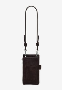 Borsa a tracolla in pelle marrone scuro con slot per carte sul davanti, tasca con cerniera sul lato e tracolla regolabile con nodo e parti in metallo.