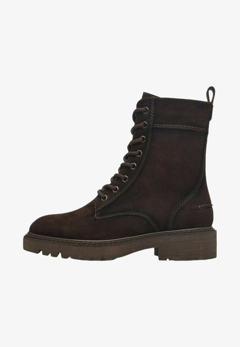 Bottines en suède marron avec un bout rond, un laçage à l'avant, un col rembourré et une semelle striée. Présente des coutures contrastantes et une languette.