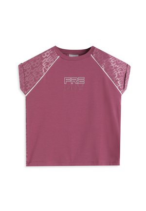 Camiseta deportiva rosa de manga corta con paneles en los hombros en contraste y estampado con patrón, y las letras "FRE" impresas en blanco en el pecho.