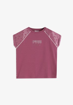 Camiseta deportiva rosa de manga corta con paneles en los hombros en contraste y estampado con patrón, y las letras "FRE" impresas en blanco en el pecho.