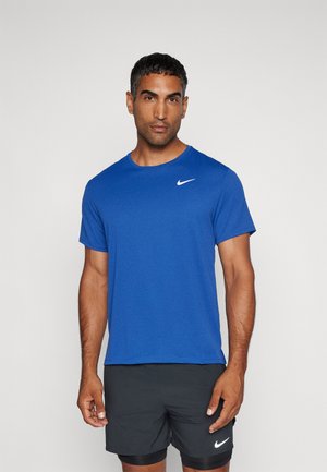 Camiseta Nike azul hecha de una tela liviana, con un cuello redondo, mangas cortas y un logo blanco en el lado izquierdo del pecho.