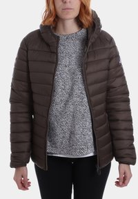 Giacca a vento marrone con cappuccio, caratterizzata da un design trapuntato, chiusura con zip e vestibilità slim. Indossata sopra un maglione grigio testurizzato.