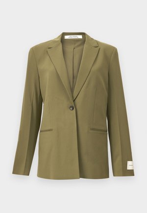 Oliven grønn blazer laget av glatt stoff, har skjært revers, enkelt knapplukking, og to frontlommer med dekorativ søm.