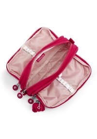 Röd plånbok med dragkedja och dubbla fack. Mjuk tygfoder, liten pom-pom charm och logotags inuti. Hållbara dragkedjor och sömmar.