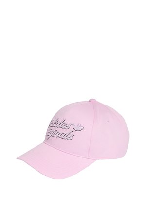 Lichtroze baseballpet met gebogen klep, met verhoogde witte tekst "Adidas Originals" en logo op het voorpaneel.