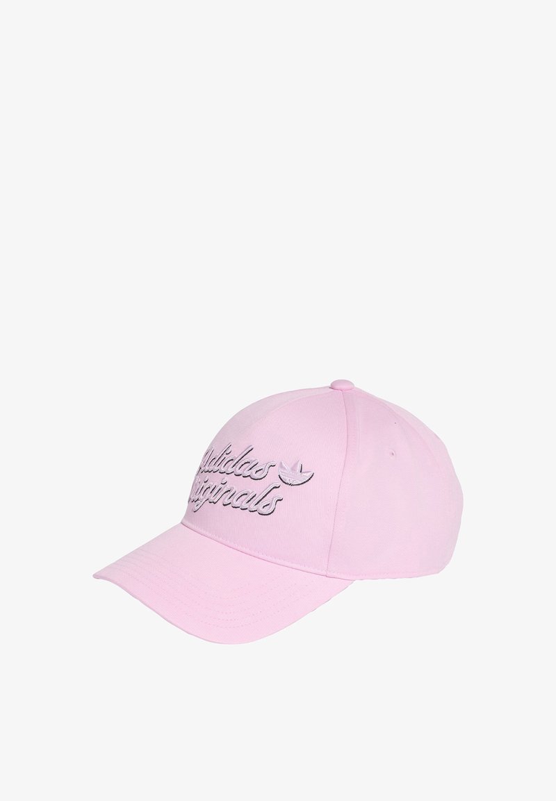 Casquette de baseball rose clair avec visière courbée, avec texte et logo blancs en relief « Adidas Originals » sur le panneau avant.