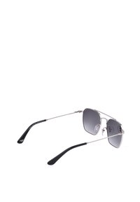 Lunettes de soleil à monture métallique argentée avec verres carrés gris foncé et embouts noirs, vues de côté sur fond blanc.