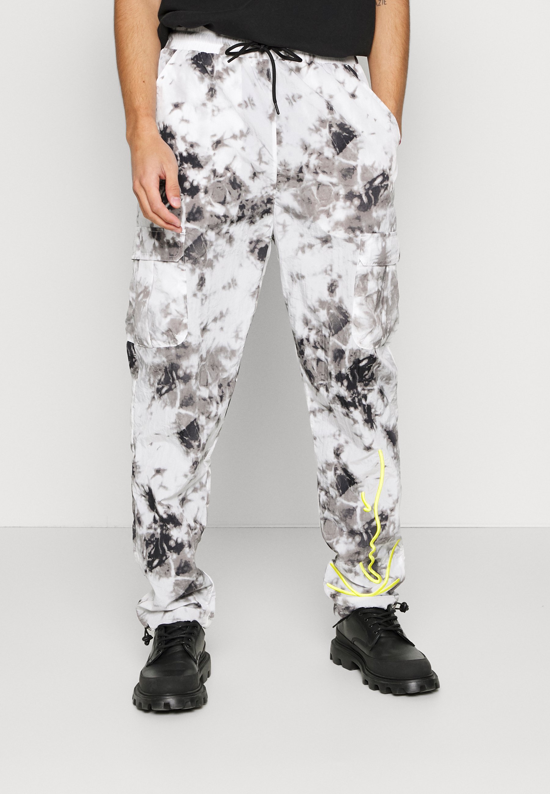Karl Kani SIGNATURE PIXELPRINT PANTS UNISEX - Pantaloni cargo - grey/grigio  - Zalando.it