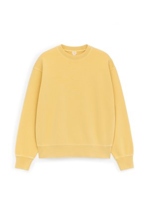 Solide pastelkleurige gele crewneck-trui met lange mouwen en geribbelde boorden en zoom, plat weergegeven op een witte achtergrond.