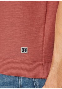 Rot-orange gestrickter Pullover mit einem gerippten Saum und einem kleinen "s.Oliver"-Etikett auf der unteren linken Seite. Weiche Textur, lässiges Design und taillierte Passform.