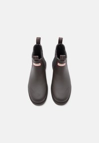 Καφέ καουτσούκ μποτάκια αστραγάλου με λεία υφή. Διαθέτουν θηλιά για εύκολη εφαρμογή και κόκκινο-άσπρο λογότυπο "HUNTER" στο πλάι. Στρογγυλή μύτη, μινιμαλιστικός σχεδιασμός.