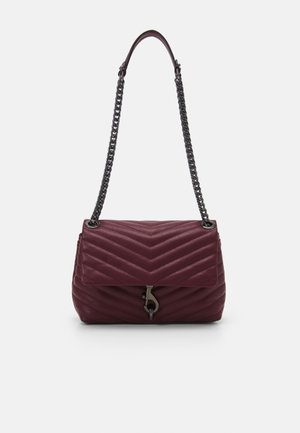 Bolso de hombro de cuero rojo oscuro con costura en zigzag, cierre con solapa, broche metálico y correa de cadena plateada con sección superior de cuero.