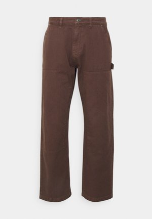 Pantaloni cargo din bumbac maro cu un design drept, având două buzunare frontale, cusături decorative și o buclă pentru utilitate suplimentară.