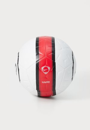 Balle de soccer blanche avec des rayures rouges et noires, présentant une surface texturée et des accents noirs. Affiche le logo "total90" de manière proéminente.