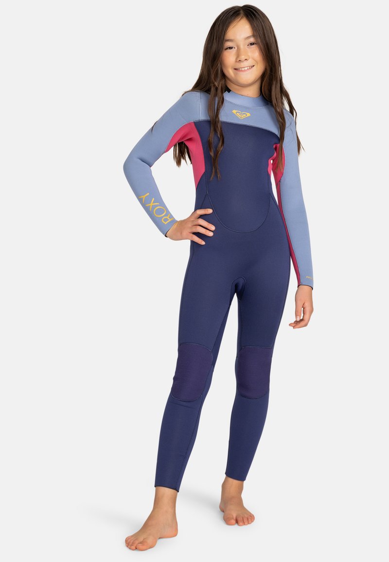 Marine wetsuit met lichtblauwe en kastanjebruine accenten, voorzien van een logo en kniepatches. Lange mouwen en een aansluitend ontwerp voor wateractiviteiten.