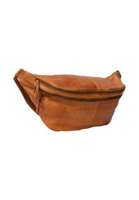 Bruine leren heupzak met een gladde textuur, voorzien van een ritssluiting en een gebogen vorm, ontworpen voor het crossbody dragen.