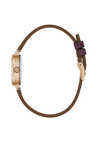 Montre avec un bracelet en cuir marron, boîtier rectangulaire en ton or, cadran argenté, bords arrondis et un petit bouton sur le côté.