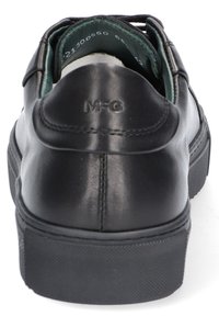 Černé kožené tenisky s hladkým povrchem, kulatou špičkou, textilním podšívkou a gumovou podrážkou. Na patě jsou vytlačené iniciály značky.